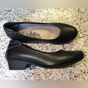 Taos DeBut women’s flats in black Size 9